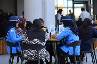 ރައްޔިތުންނާއެކު ގުޅުން ބަދަހިކުރުމަށް ‘ފުލުހަކާއެކު ކޮފީއެއް’ ހުޅުމާލޭގައި!