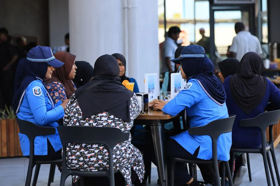 ރައްޔިތުންނާއެކު ގުޅުން ބަދަހިކުރުމަށް ‘ފުލުހަކާއެކު ކޮފީއެއް’ ހުޅުމާލޭގައި!