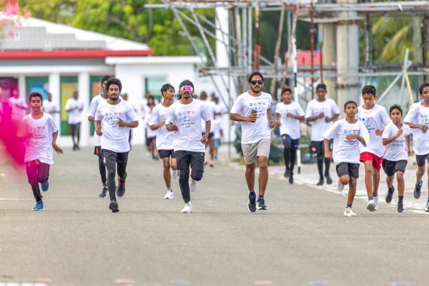 ވޯލްޑް އެންޓި ޑްރަގް ޑޭ، 900 އަށްވުރެ ގިނަ ބައިވެރީންނާއެކު ތިނަދޫ ސިޓީގައި ފާހަގަކޮއްފި, ދުވަހާގުޅޭ ޖަލްސާ މާދަމާރޭ ދާންދޫގައި
