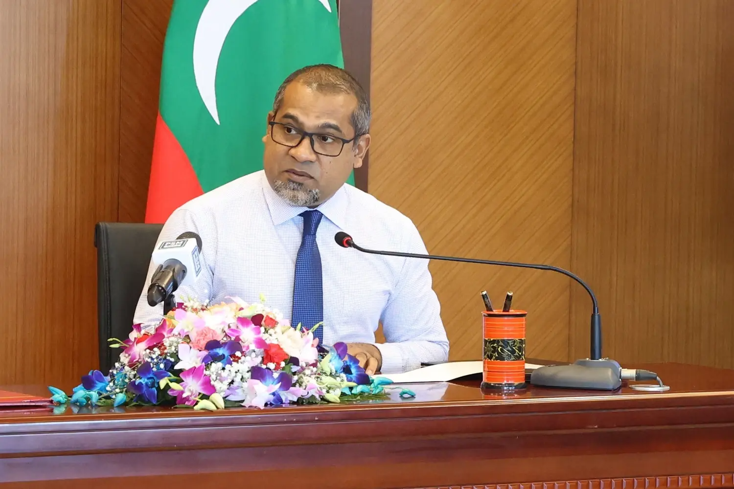 މެދުއިރުމަތީގެ ޤައުމުތަކުގައި ދިރިއުޅޭ ދިވެހިންގެ ހާލަތު މިދަނީ ވަރަށް ގާތުން ބަލަމުން: ވަޒީރު ޚަލީލް