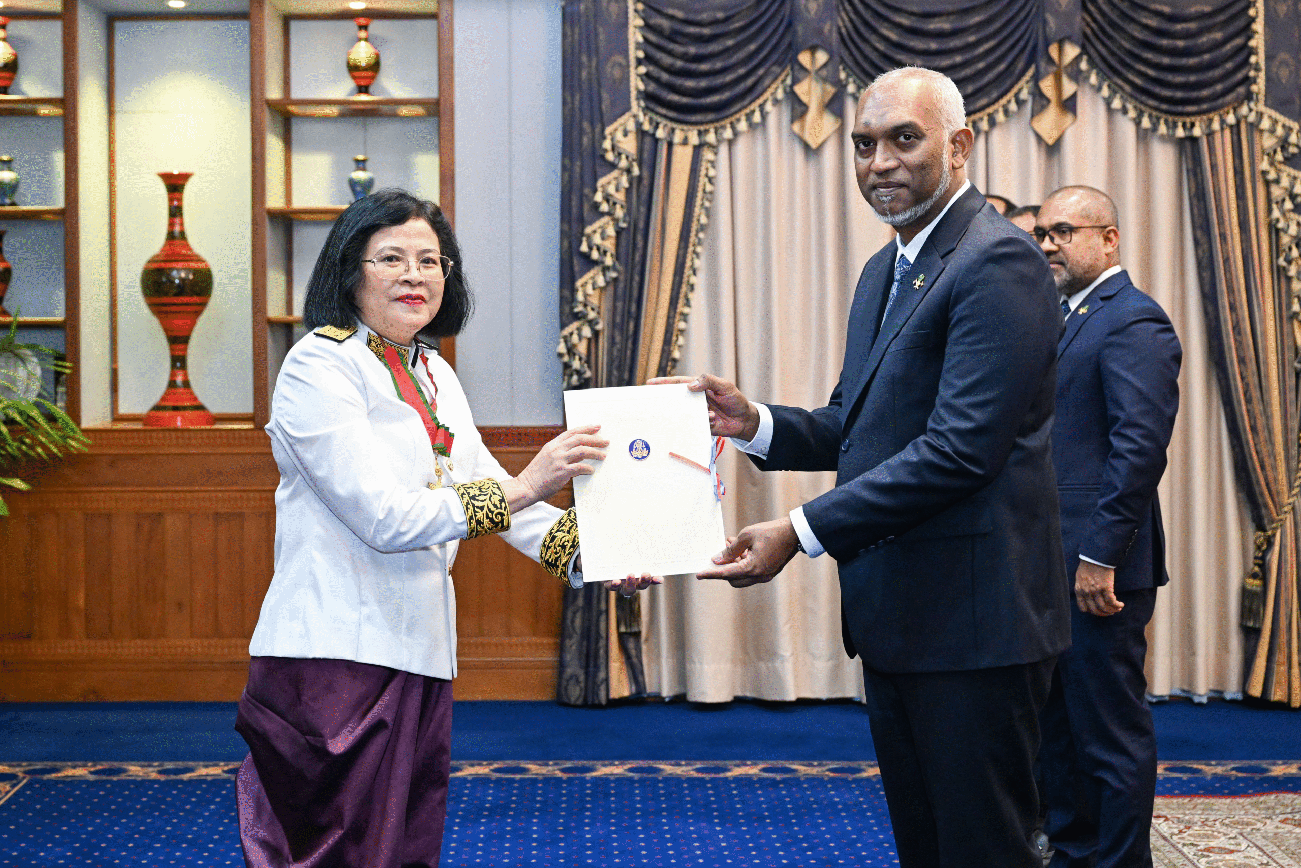 ކެމްބޯޑިއާގެ އައު ސަފީރު، އެކަމަނާގެ ސަފީރުކަމުގެ ފަތްކޮޅު ރައީސްއަށް އަރުވައިފި