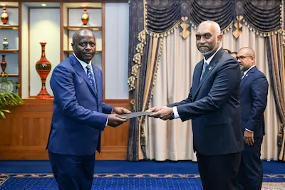 ކެންޔާގެ ހައި ކޮމިޝަނަރ، އެމަނިކުފާނުގެ ސަފީރުކަމުގެ ފަތްކޮޅު ރައީސްއަށް އަރުވައިފި