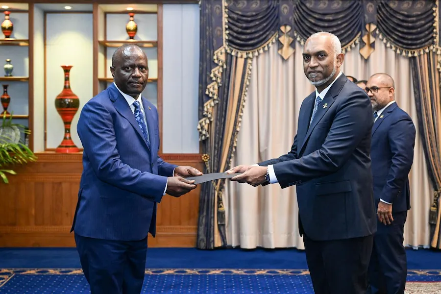 ކެންޔާގެ ހައި ކޮމިޝަނަރ، އެމަނިކުފާނުގެ ސަފީރުކަމުގެ ފަތްކޮޅު ރައީސްއަށް އަރުވައިފި