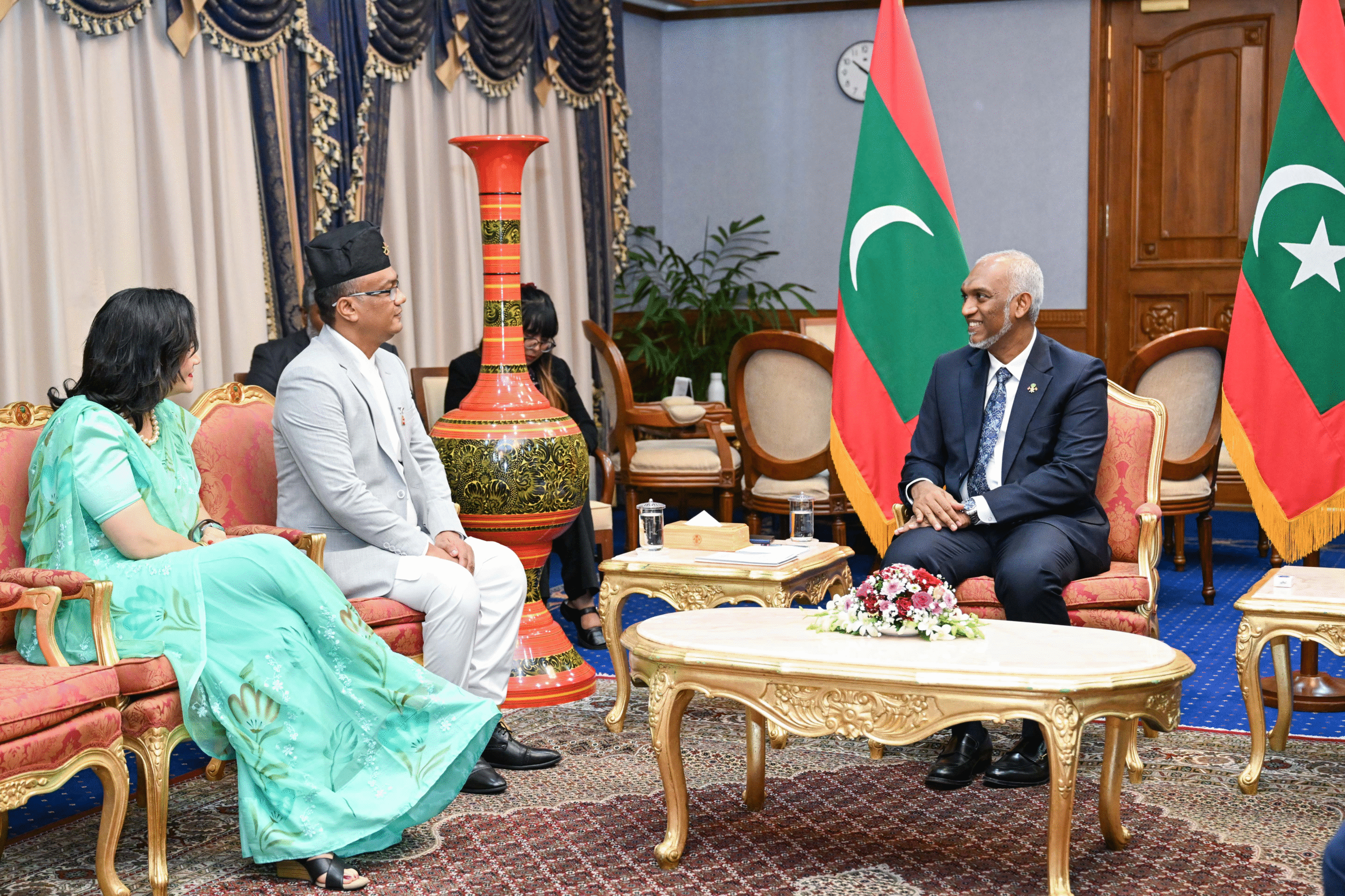 ނޭޕާލްގެ އައު ސަފީރު، އެމަނިކުފާނުގެ ސަފީރުކަމުގެ ފަތްކޮޅު ރައީސްއަށް އަރުވައިފި