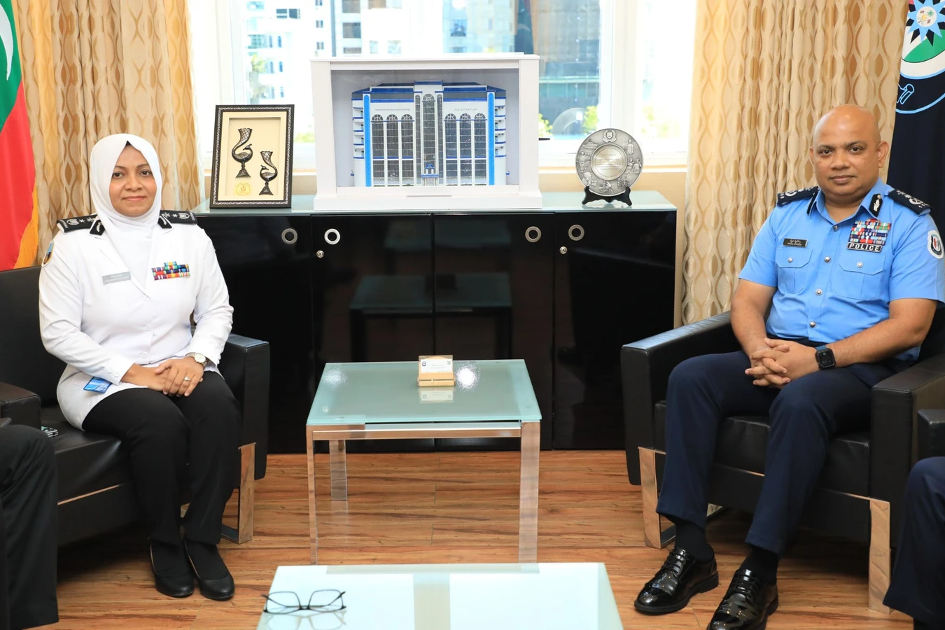 ކަސްޓަމްސްއާ ފުލުހުން ގުޅިގެން ކުރެވޭ މަސައްކަތްތައް އިތުރަށް ހަރުދަނާކުރުމާ ގުޅޭގޮތުން މަޝްވަރާކޮށްފި