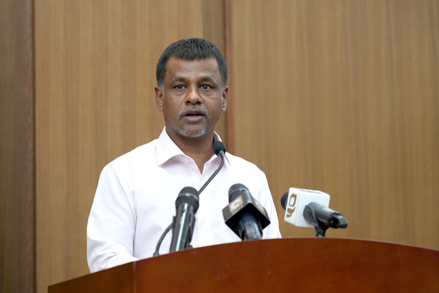 ކޮންމެ އަތޮޅެއްގައިވެސް މަދުވެގެން އެއް ޑަޔަލިސިސް ސެންޓަރު ބަހައްޓާނަން: ވަޒީރު ނާޡިމް