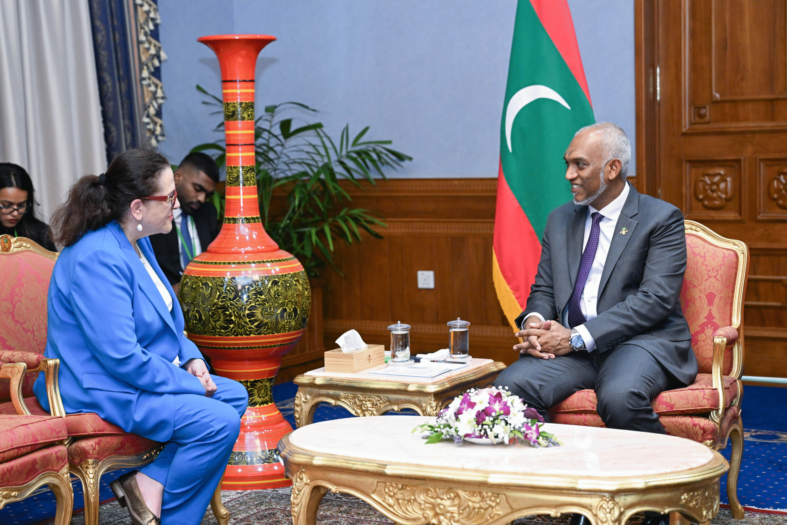 ދި ހެލެނިކް ރިޕަބްލިކްގެ ފަރާތުން ރާއްޖެއަށް ކަނޑައެޅުއްވި އައު ސަފީރު، ރައީސްއަށް މަޤާމުގެ ފަތްކޮޅު އަރުވައިފި