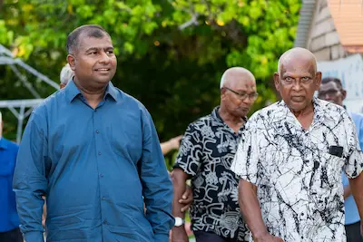 ގުރައިދޫގައި ޢީދު ފާހަގަކުރަމުންދިޔައިރު، ވަޒީރު އާދަމް ނަސީރު އެރަށުގެ އިސްރައްވެހިންނާއެކުވެސް ވަގުތުކޮޅެއް ހޭދަ ކުރައްވައިފި