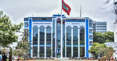 ދަރިވަރެއްގެ އިނގިލި އަނބުރާލި ޓީޗަރު ދޫކޮށްލައިފި