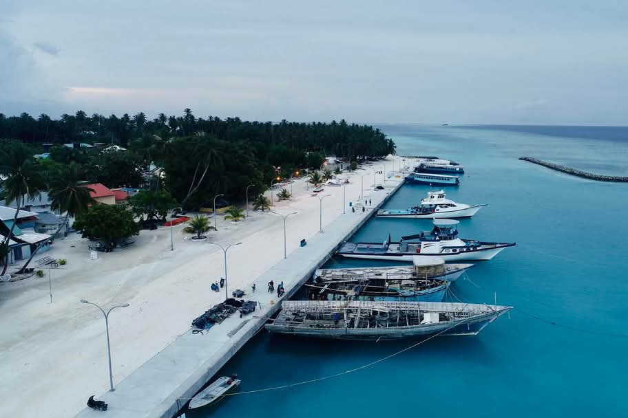 ސްކޫލް ދަރިވަރެއްގެ އިނގިލި އަނބުރާލައި، އިނގިލީގެ ހުޅު ނައްޓާލި މައްސަލައެއް ބަލަނީ