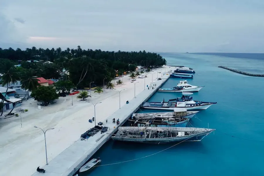 ސްކޫލް ދަރިވަރެއްގެ އިނގިލި އަނބުރާލައި، އިނގިލީގެ ހުޅު ނައްޓާލި މައްސަލައެއް ބަލަނީ