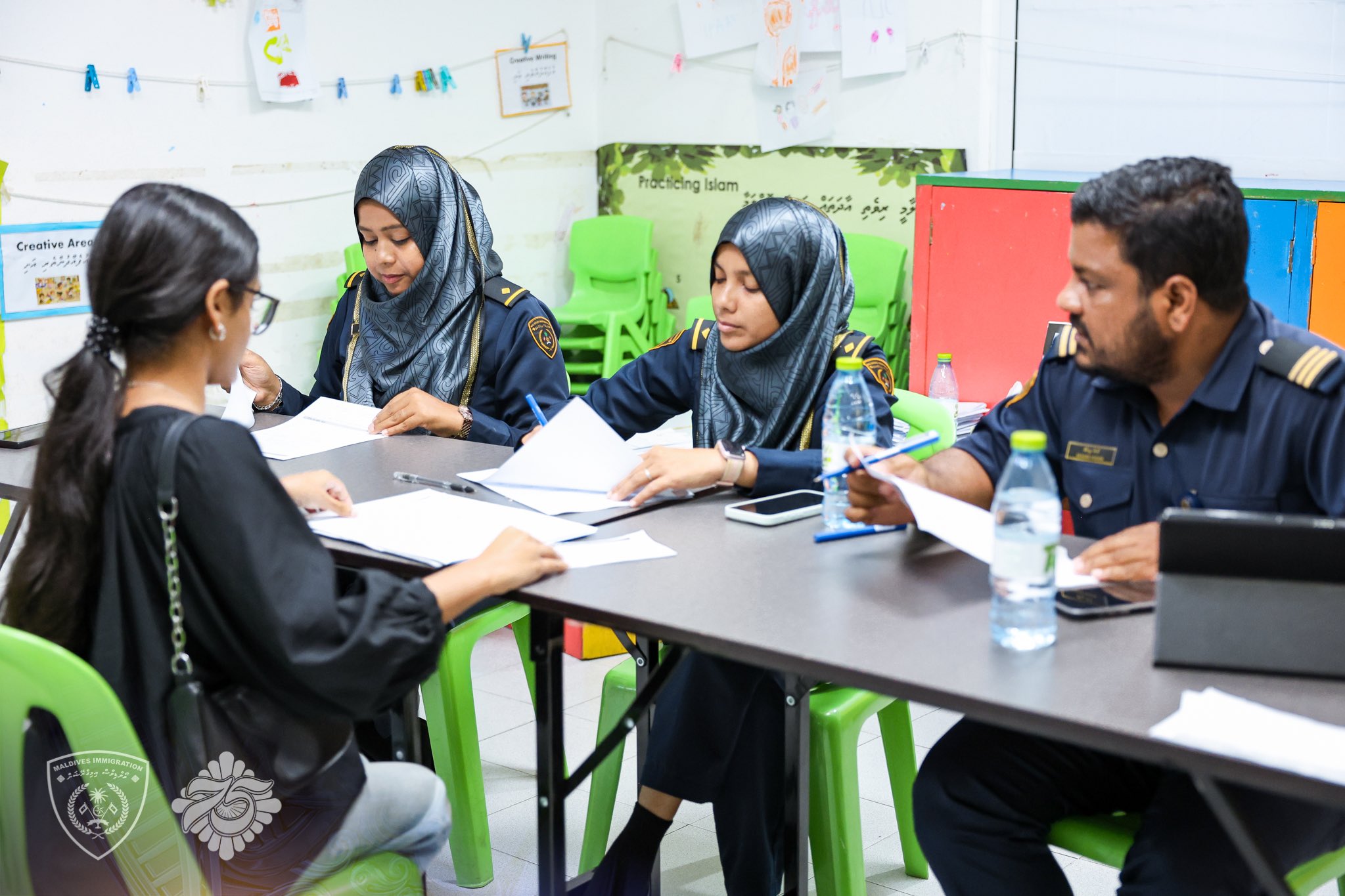 އިމިގްރޭޝަންގެ ވަޒީފާއަށް 861 މީހުން ކުރިމަތިލި، ޝަރުތުހަމަވީ 758 މީހުން