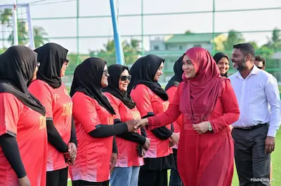 ދ މީދޫގައި އަލަށް ގާއިމު ކުރެވުނު ވޮލީކޯޓް، މެޑަމް ސާޖިދާ ހުޅުއްވައި ދެއްވައިފި