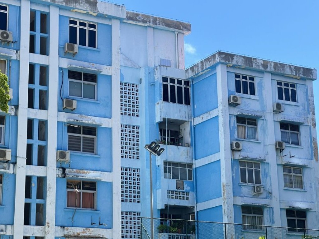 މާލެ ހިޔާ ފުލެޓްގެ 5 ވަނަ ފަންގިފިލާއިން އުމުރުން ދުވަސްވީ މީހަކު ވެއްޓިގެން ފަރުވާ ދެނީ