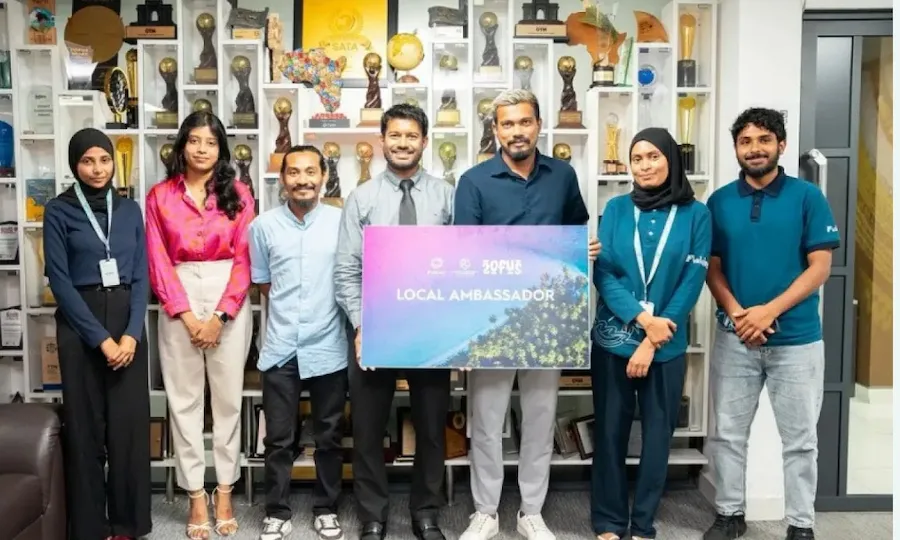ތުހުމަތުތަކަކާ ގުޅިގެން ‘ޓޫ އޮފް އަސް’ ވިޒިޓް މޯލްޑިވްސްގެ އެމްބެސެޑަރު ކަމުން ސަސްޕެންޑު ކޮށްފި