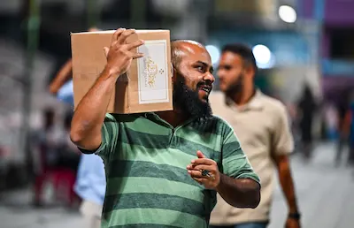 ސަރުކާރުން ރައްޔިތުންނަށް ރޯދަ ހަދިޔާ ބެހުން މިއަހަރު ކުރިއަށް ދަނީ ވަރަށް ހަލުވިކޮށް. އޮމާންކަމާ އެކު!