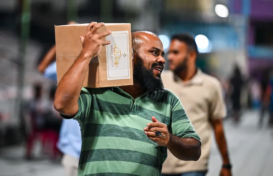 ސަރުކާރުން ރައްޔިތުންނަށް ރޯދަ ހަދިޔާ ބެހުން މިއަހަރު ކުރިއަށް ދަނީ ވަރަށް ހަލުވިކޮށް. އޮމާންކަމާ އެކު!