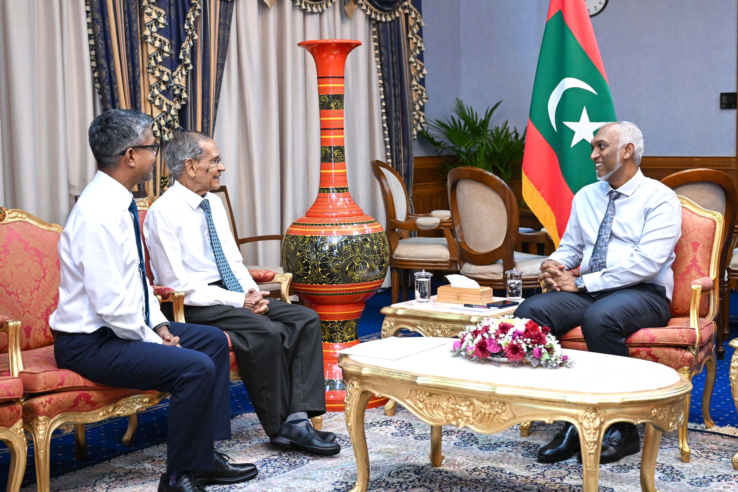 ޑރ ޒާހިރު، މަގާމުން އިސްތިޢުފާ ދެއްވުމަށް ހުށަހެޅުއްވުމާ ގުޅިގެން، ރައީސް, އެމަނިކުފާނާ ބައްދަލުކުރައްވައި ޝުކުރު އަދާ ކުރައްވައިފި