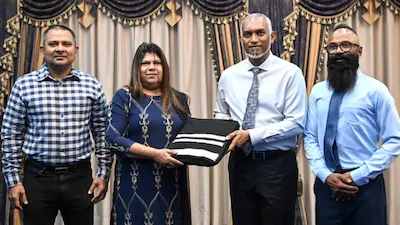 ފަންނުވެރިޔާ ގުމޭރިއާ އަމިއްލަ އަތުން ވިޔެފައިވާ ދިވެހި ފޭއްޔެއް ރައީސް ޑރ މުއިއްޒަށް ހަދިޔާ ކުރައްވައިފި