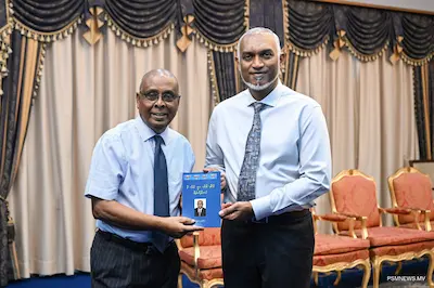 އެޗްއާރުސީއެމް ގެ ފުރަތަމަ ރައީސް ސަލީމް ލިޔުއްވި ‘އެޗްއާރުސީއެމްގެ ހަނދާންތައް’ ރައީސަށް ހަދިޔާ ކުރައްވައިފި