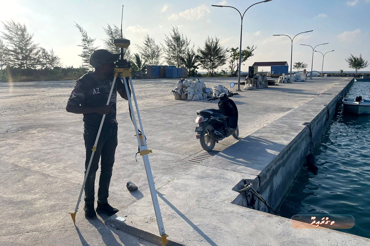 ތ. ގުރައިދޫގެ މަގުތައް ޒަމާނީ ފެންވަރަށް ތަރައްޤީ ކުރުމުގެ މަޝްރޫޢުގެ ސާވޭގެ މަސައްކަތް ފަށައިފި