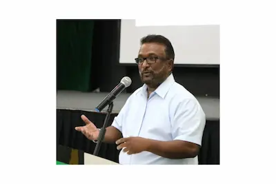 ދީނީ އިލްމުވެރިޔާ ޝައިޚު އަޒީ އަށް ސްޓްރޯކެއް ޖެހިގެން ފަރުވާ ދެނީ