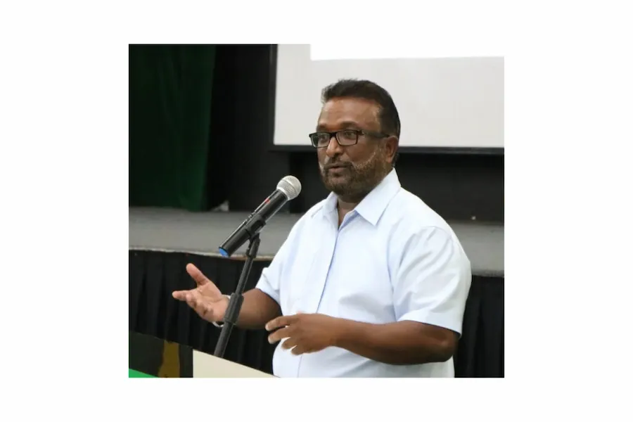 ދީނީ އިލްމުވެރިޔާ ޝައިޚު އަޒީ އަށް ސްޓްރޯކެއް ޖެހިގެން ފަރުވާ ދެނީ