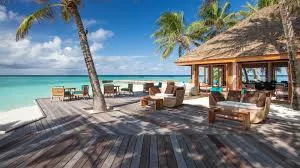 ކްރައުން އެންޑް ޗަމްޕާ ރިސޯޓްސްގެ ހުރިހާ މުވައްޒަފުންނަށް ޑޮލަރުން މުސާރަ ދޭން ފަށައިފި