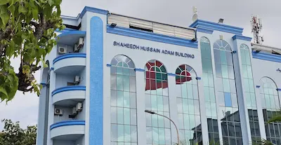 ގަލޮޅު ގޯޅިއެއްގެ ތެރޭގައި އަންހެނަކަށް އަނިޔާ ކުރި މީހާ ހައްޔަރުކޮށް 10 ދުވަހުގެ ބަންދަށް