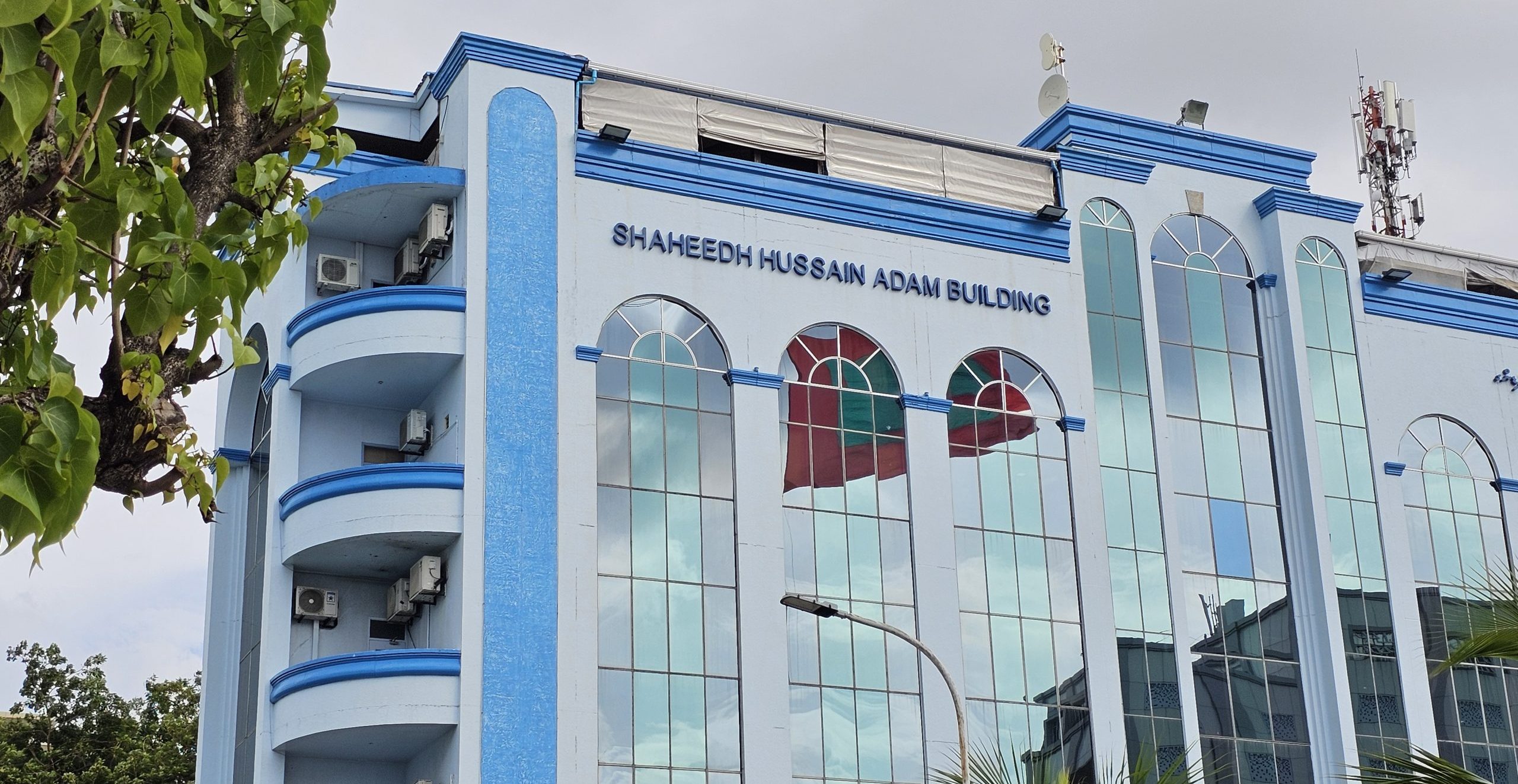 ގަލޮޅު ގޯޅިއެއްގެ ތެރޭގައި އަންހެނަކަށް އަނިޔާ ކުރި މީހާ ހައްޔަރުކޮށް 10 ދުވަހުގެ ބަންދަށް