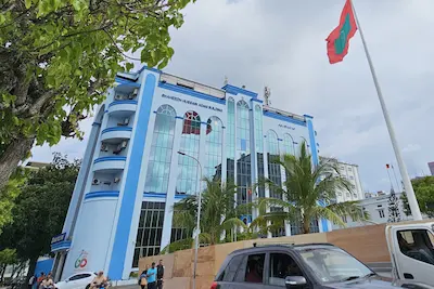 ފުލުހެއްގެ ގައިގައި ޖަހައި މާރާމާރީ ހިންގި މީހަކު ހައްޔަރަށް