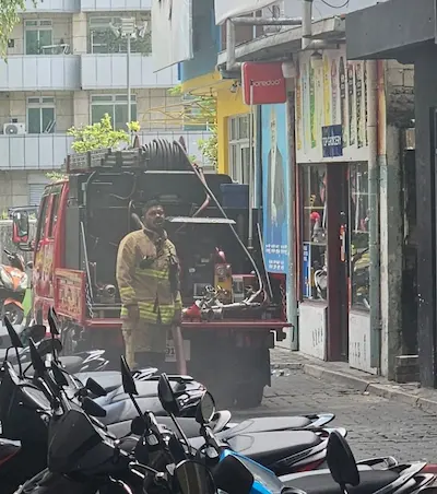 މާލޭ ގެއެއްގައި ރޯވި އަލިފާނުގެ ދުމުގެ އަސަރުކޮށް އެކަކަށް ފަރުވާ ދެނީ