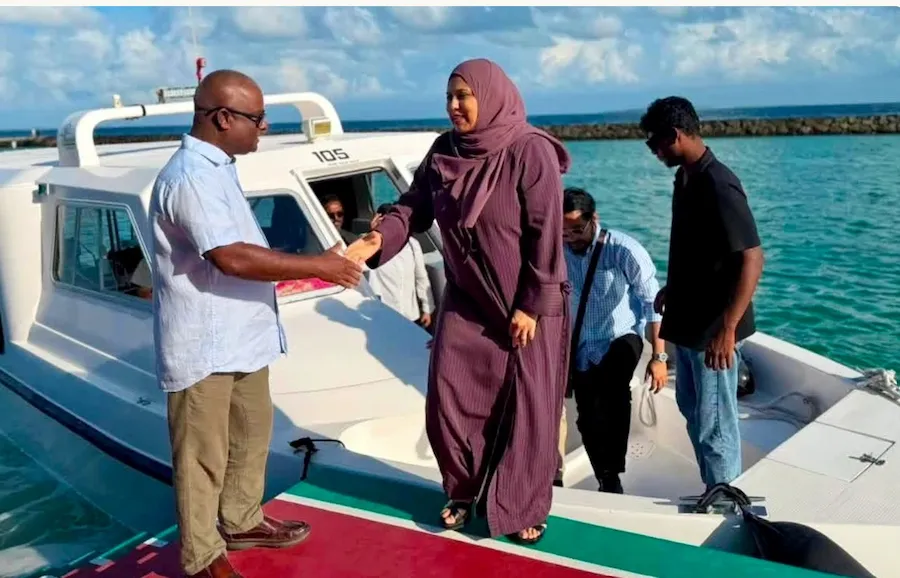 ޤައުމީ ދުވަހުގެ ތައްޔާރީތައް ބެއްލެވުމަށް ވަޒީރު ހީނާ ހއ އަތޮޅަށް