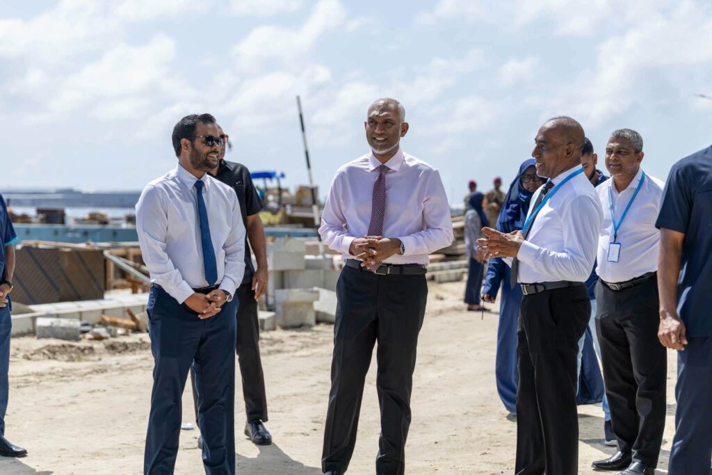 ރައީސް، ބޮޑުތަކުރުފާނު މަގަށް ޒިޔާރަތް ކުރެއްވުން ؛ އިރުޝާދު ދެއްވީ ތަންކޮޅެއް ބޮޑެތި ގަސް އިންދުމަށް!