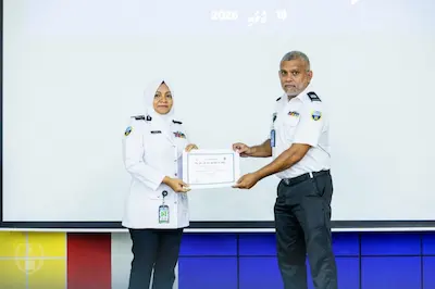 ބޯޑަރު ބެލެހެއްޓުމުގައި ނަމޫނާ ދެއްކި ކަސްޓަމްސް އޮފިސަރުންގެ އަގު ވަޒަންކޮށްފި
